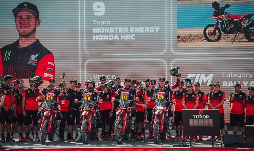  Equipe Monster Energy Honda HRC no pódio do Rally Dakar 2026 após etapa final histórica